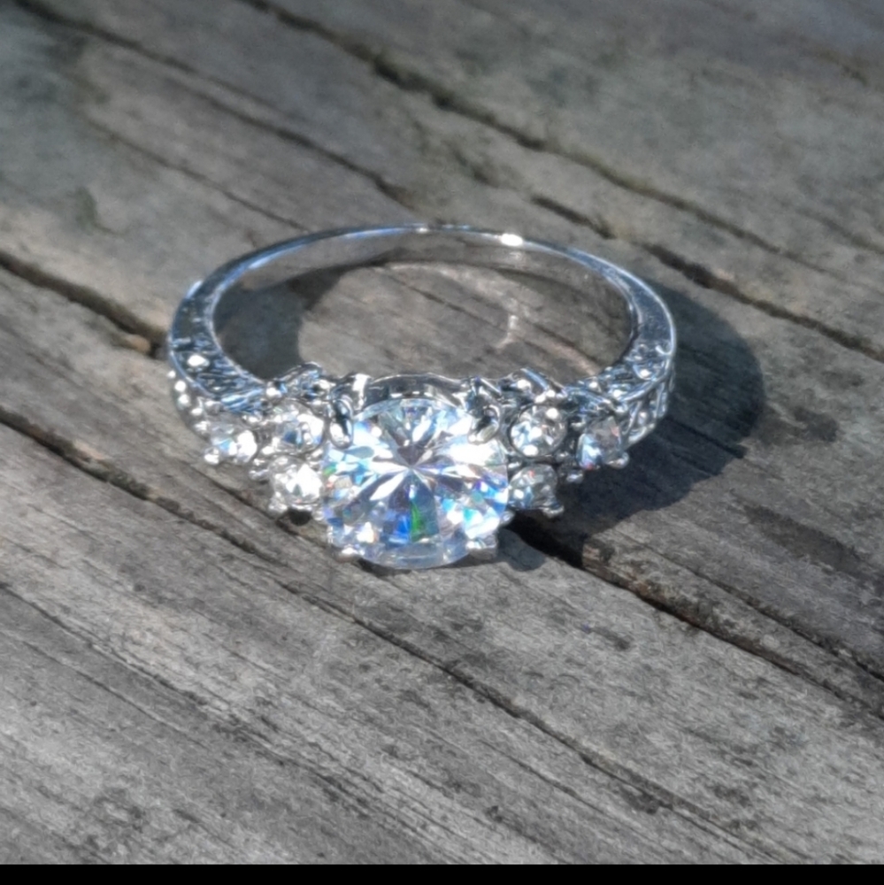 Crystal Fashion Glitzy Ring size 6
